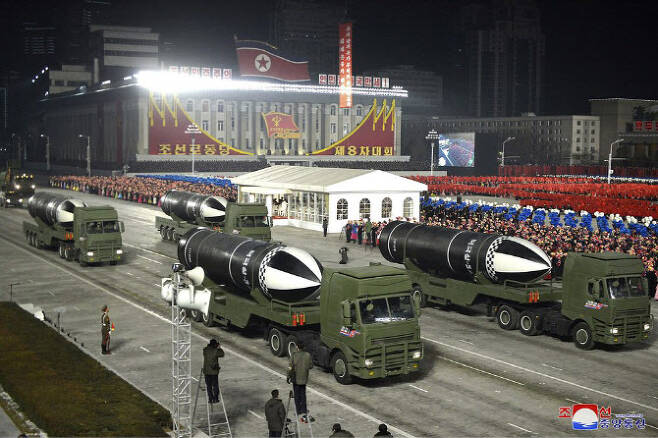 북한 정부가 14일 북한 평양 김일성광장에서 열린 여당 전당대회를 기념하는 군사 퍼레이드 에서 미사일을 보여주고 있다.(사진= AP)