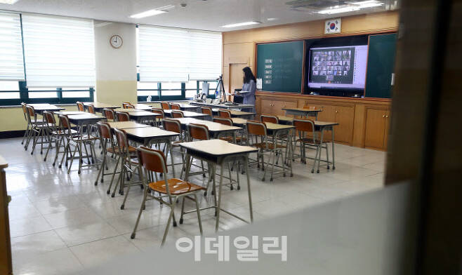 지난해 4월 온라인 개학한 서울 노원구 한 초등학교에서 교사가 원격수업을 하고 있다.(사진=뉴시스)