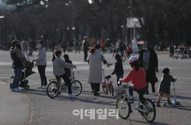 서울 낮 최고기온이 12도까지 오르며 오랜만에 포근한 날씨를 보인 24일 서울 영등포구 여의도공원에서 시민들이 자전거를 타며 오후를 즐기고 있다. (사진= 노진환 기자)