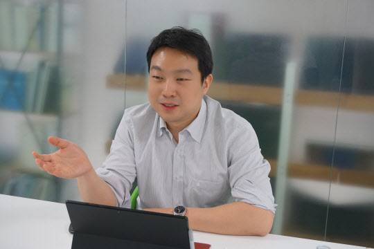 김영빈 파운트 대표가 21일 이데일리와의 인터뷰에서 로보어드바이저 시장 전망과 인공지능(AI) 투자 알고리즘, 올해 사업계획 등에 대해 설명하고 있다.(사진=파운트 제공)