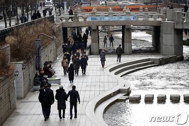 서울 중구 청계천에서 시민들이 산책을 하고 있다. /뉴스1 © News1 이승배 기자