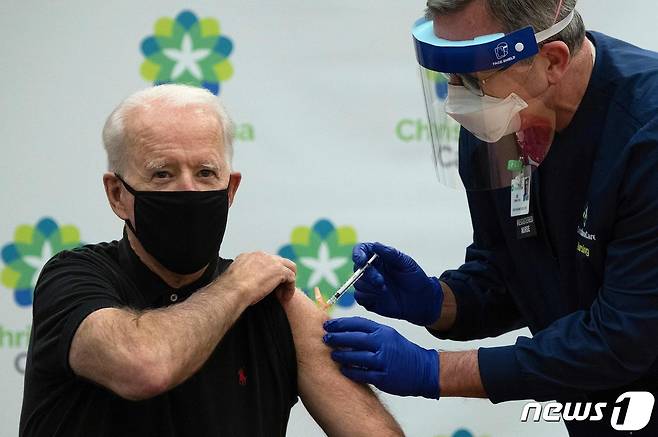 코로나19 백신을  맞고 있는 조 바이든 미국 대통령 © AFP=뉴스1
