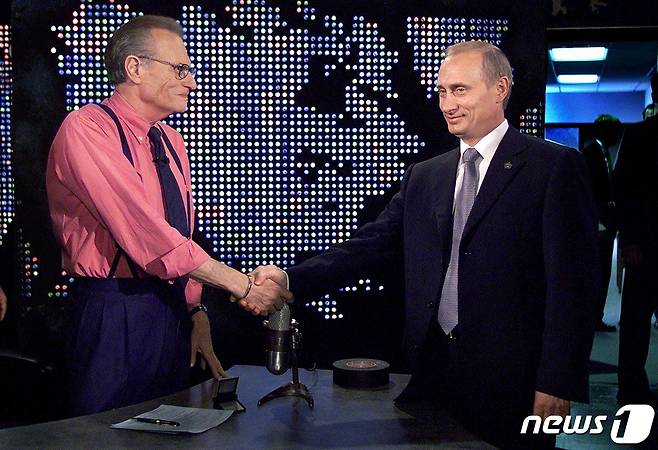 블라디미르 푸틴 러시아 대통령(오른쪽()이 이잔 2000년 9월 8일 미국 뉴욕에서 '래리 킹 쇼' 녹화 전 진행자 킹과 악수하고 있다. © 로이터=뉴스1