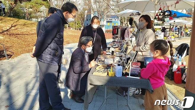 마을공원을 활용한 주민 네트워킹 현장에 방문한 정용래 대전 유성구청장(대전 유성구청 제공)© 뉴스1