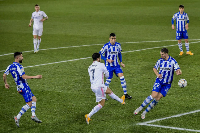 레알 마드리드의 에덴 아자르(7번)가 23일 알라베스와의 2020~2021 스페인 라리가 원정경기에서 슛을 하고 있다. 비토리아/AP 연합뉴스