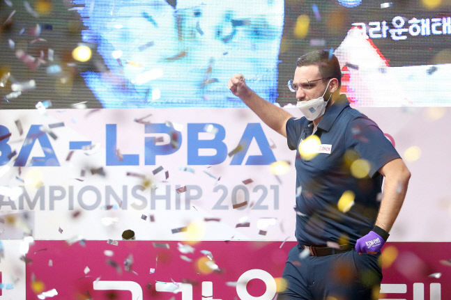 하비에르 팔라존이 지난 23일 서울 강서구 메이필드호텔에서 끝난 2020~2021시즌 프로당구 PBA 4차 대회에서 우승을 확정하며 기뻐하고 있다. 제공 | 프로당구협회(PBA)