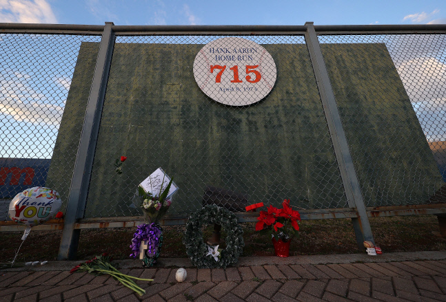 옛 풀턴카운티 스타디움에 베이스 루스의 홈런 기록을 깬 행크 애런의 715 기념표지에 팬들이 화환으로 위대한 홈런킹과 마지막 작별을 하고 있다. 애틀랜타(조지아)|AFP연합뉴스