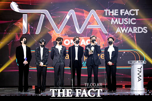 지난해 12월 12일 진행된 '2020 더팩트 뮤직 어워즈(THE FACT MUSIC AWARDS, TMA)'에서 방탄소년단이 대상을 수상한 후 소감을 밝히는 모습. /이선화 기자