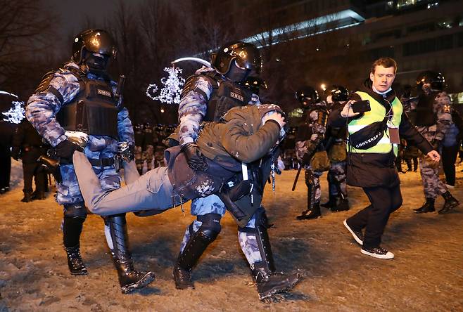 알렉세이 나발니의 석방을 요구하며 열린 집회에 참가한 시민이 경찰에 체포되고 있다. /로이터 연합뉴스