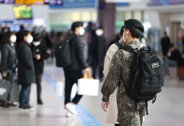 한 군인이 서울역 대합실을 걸어가고 있다./연합뉴스