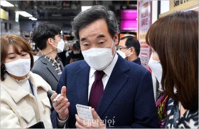 이낙연 더불어민주당 대표가 지난 14일 코로나19 이익공유제 실현 현장 방문의 일환으로 서울 영등포 지하상가에 방문하고 있다. ⓒ국회사진취재단
