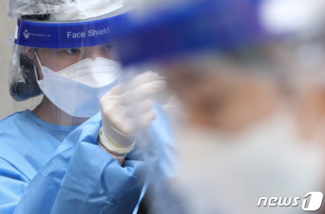 대전 대덕보건소에 마련된 선별진료소에서 의료진이 검사를 하고 있다. 기사와 관계없음/뉴스1 © News1