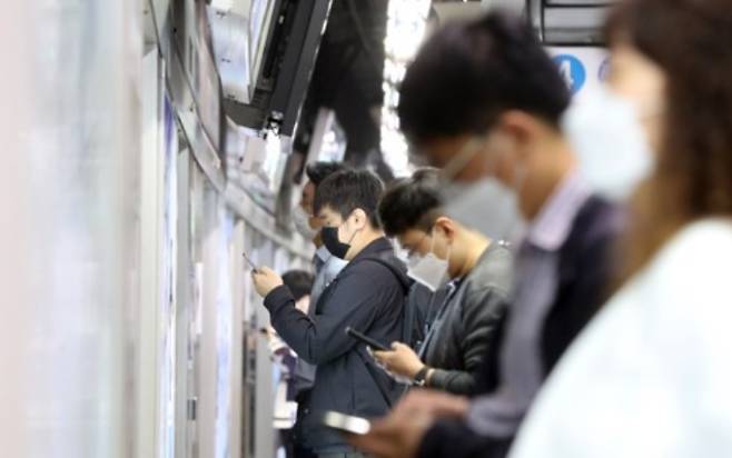 신종 코로나바이러스 감염증(코로나19) 유행으로 시민들이 마스크를 쓰고 열차를 기다리고 있는 모습이다. 연합뉴스 제공
