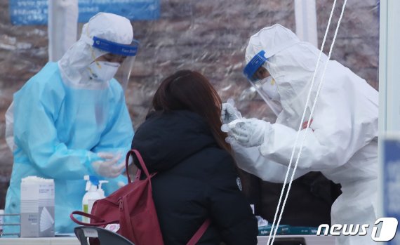 부산 동래구 코로나19 동래구보건소 선별진료소를 찾은 시민들이 신종코로나바이러스 감염증(코로나19)검사를 하고 있다. /사진=뉴스1