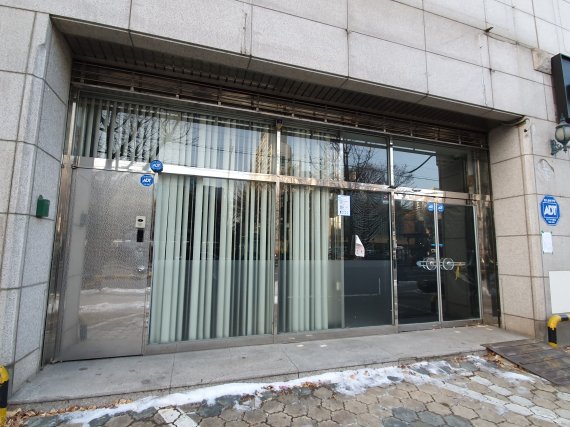 지난해 시중은행이 영업점을 철수한 서울시 강동구의 한 상가건물이 여전히 공실 상태로 남아있다. 사진=김태일 인턴기자