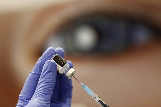 22일 이스라엘 예루살렘의 한 병원에서 코로나19 백신 접종이 진행되고 있다. 예루살렘/신화 연합뉴스