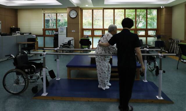 요양원 물리치료실 모습. <한겨레> 자료사진.