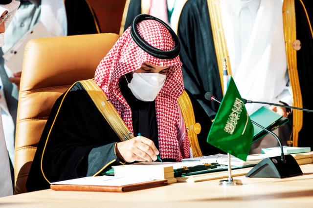 카타르와 외교관계 회복 문서에 사인하는 사우디 왕세자. AFP 연합뉴스