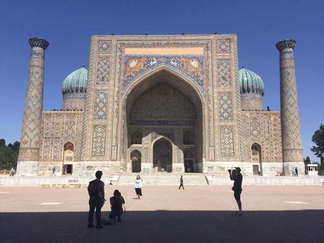 우즈베키스탄 사마르칸트(Samarkand) 레기스탄 광장(Registan Maydoni)의 쉐르도르 마드라사(Sher-Dor Madrasa), 1636년 바하도르 왕 때 지어진 이슬람 교육기관인 마드라사. 이동학 작가