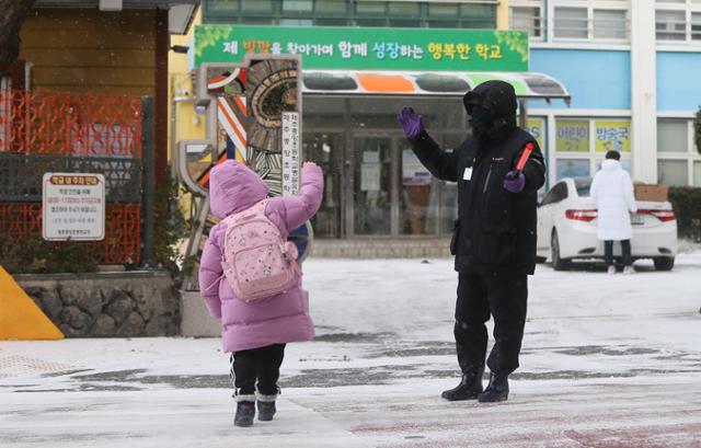 7일 제주중앙초등학교 앞에서 한 어린이가 등교하고 있다. 연합뉴스