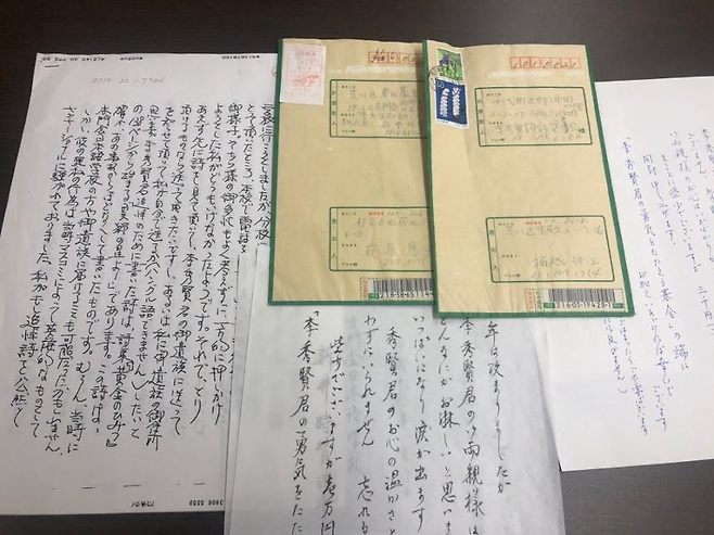 아라이 도키요시 아카몬카이일본어학교 이사장이 보관하고 있는 고 이수현씨를 추모하는 일본인들이 보낸 편지와 성금을 담은 봉투. 도쿄=김회경 특파원