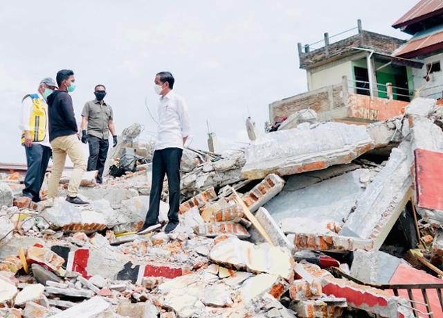 조코 위도도(오른쪽) 대통령이 19일 술라웨시섬 지진 피해 현장을 둘러보고 있다. 인도네시아 대통령궁 제공