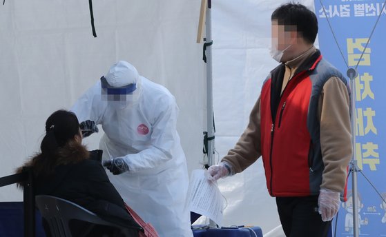 지난 20일 부산시청 앞 등대광장에 설치된 임시선별검사소에서 시민들이 코로나19 검사를 받고 있다. 송봉근 기자