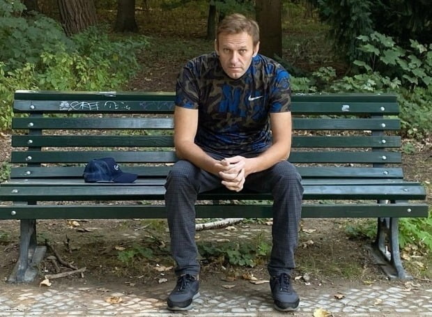독극물에 중독됐던 러시아 야권운동가 알렉세이 나발니가 지난해 9월 독일 베를린 시내의 모처에 있는 벤치에 앉아있는 자신의 사진을 인스타그램을 통해 공개했다/사진=EPA