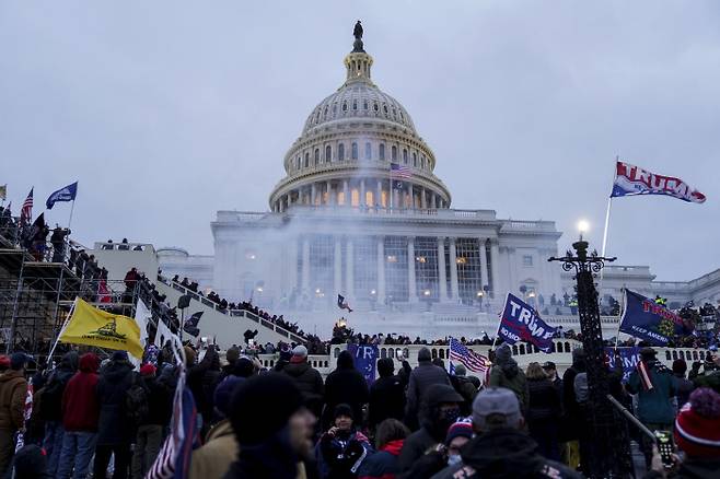 트럼프 대통령 지지자들이 지난 1월 6일(현지시간) 워싱턴 국회의사당 앞으로 몰려가 진입을 시도하고 있다. / UPI연합뉴스