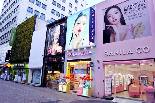 Cosmetics stores line the streets of Myeong-dong, Seoul. (Park Hyun-koo/The Korea Herald)