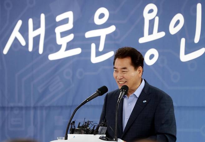 Mayor Baek Kun-ki speaks at the press conference for the first anniversary of the seventh popular election. (Yongin City)