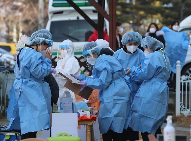 Health officials at work on Sunday at a site of a recent outbreak in northern Gwangju. (Yonhap)