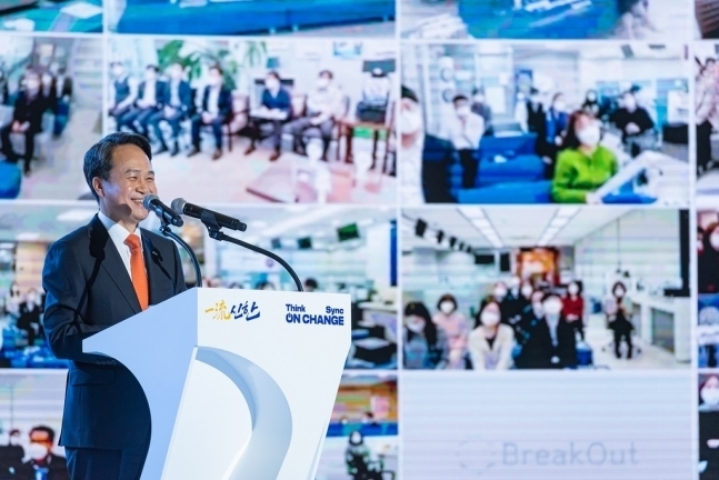 Shinhan Bank CEO Jin Ok-dong speaks at the lender’s annual kick-off management strategy meeting at the bank’s training center in Yongin, Gyeonggi Province on Friday. (Shinhan Bank)