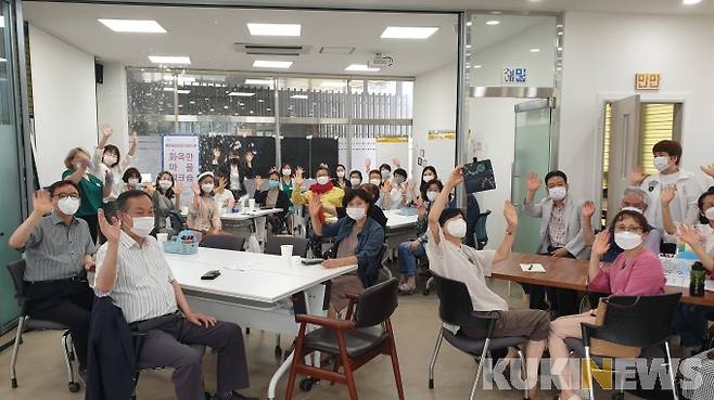 정용래 대전 유성구청장이 마을 커뮤니티 공간 ‘꿈샘’에서 진행되고 있는 주민 역량강화 워크숍에 참석한 모습.