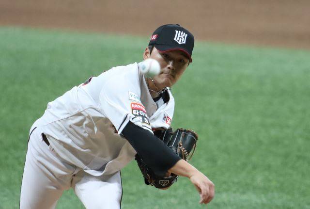 KT 위즈 불펜 투수 주권. 뉴시스