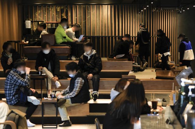 다중이용시설에 대한 집합금지·운영제한이 완화된 이후 첫 주말인 24일 서울 시내의 한 프랜차이즈형 카페에서 시민들이 커피를 마시고 있다. 뉴시스