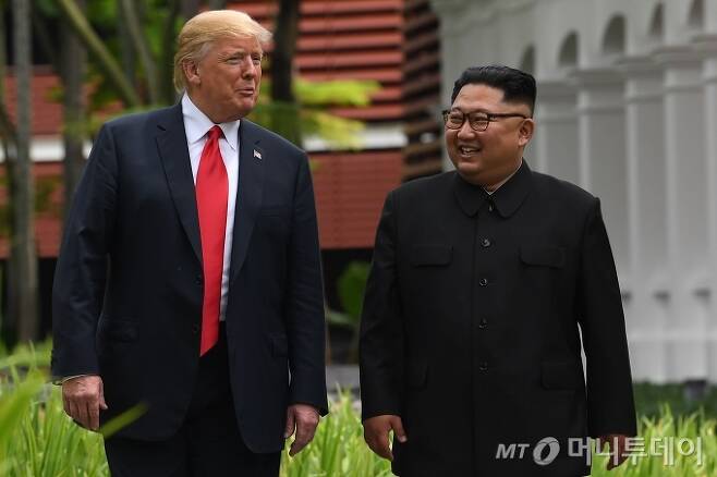 싱가포르 센토사 섬 카펠라호텔에서 만난 김정은 북한 국무위원장(오른쪽)과 도널드 트럼프 당시 미국 대통령. 2018.6.12 /사진제공=뉴스1/AFP