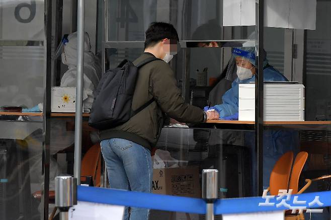 선별진료소를 찾은 시민들이 검사를 받기 위해 접수를 하고 있다. 박종민 기자