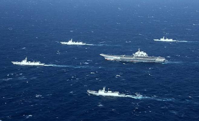 중국 해군 항모 랴오닝함이 호위함들과 함께 원양에서 훈련을 하고 있다. 게티이미지