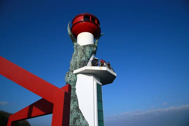영덕 해맞이공원 창포말등대. 한국관광공사 제공