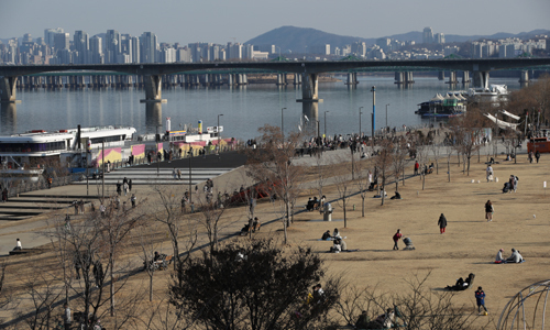 24일 서울 여의도 한강공원에서 시민들이 나들이를 즐기고 있다. 뉴시스