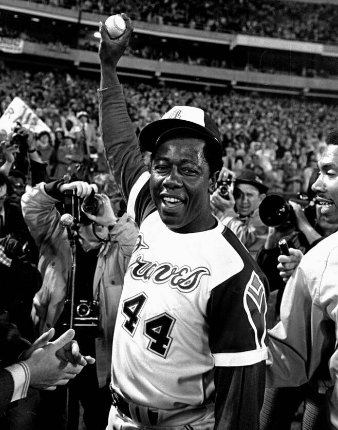 에런이 1974년 4월8일 열린 LA 다저스전에서 베이브 루스의 최다 홈런 기록을 넘어서는 개인 통산 715호 아치를 그린 뒤 홈런볼을 들어보이는 모습. 애틀랜타=AP연합뉴스