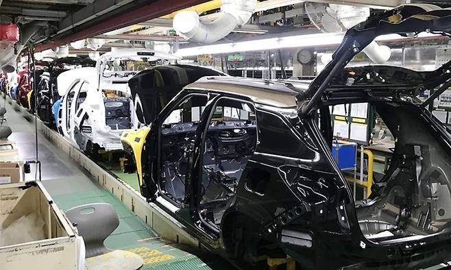 인천시 부평구 한국지엠(GM) 부평1공장 내 신차 '트레일블레이저' 생산 라인이 멈춰 서 있다. 연합뉴스
