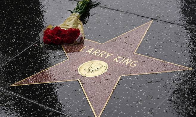 23일(현지시간) 미국 캘리포니아주 로스앤젤레스 할리우드 명예의 거리에 있는 래리 킹 동판에 그를 추모하는 꽃이 놓여 있다. 로스앤젤레스=AP연합뉴스