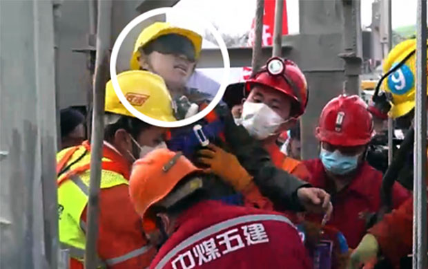 21일 중국 매체 펑파이(澎湃)는 이날 오전 11시 13분 첫 번째 생존자가 구조된 데 이어, 오후 3시 18분까지 총 11명이 구조됐다고 보도했다. 사고 2주만이다.
