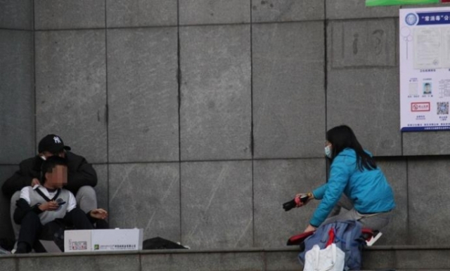 중국 윈난서 인질범과 대치한 파란색 옷을 입은 신참내기 여기자./글로벌타임스 캡처