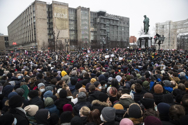 23일(현지 시간) 러시아 모스크바 시내 푸슈킨광장에 시민 수천 명이 모여 야권 운동가 알렉세이 나발니의 석방을 요구하는 시위를 벌이고 있다. 현지 비정부기구 ‘OVD-인포’에 따르면 이날 러시아 전역에서 벌어진 반정부 시위로 도시 115곳에서 참가자 3,296명이 체포됐다./AP연합뉴스