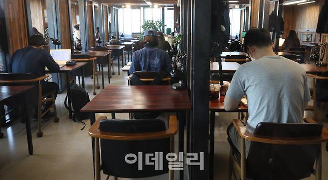 [이데일리 이영훈 기자] 코로나19에 직격탄을 맞은 2030 세대들이 취업 등 갈 곳을 잃은 가운데 24일 오후 서울 한 스터디 카페에서 취업준비생들이 공부를 하고 있다.다.