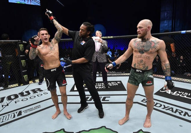 UFC 최고의 슈퍼스타인 코너 맥그리거(오른쪽)가 더스틴 포이리에에게 TKO 패배를 당한 뒤 씁쓸한 표정을 짓고 있다. 사진=AFPBBNews