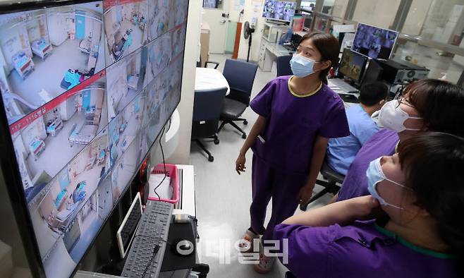 서울의료원 111병동 간호사들이 코로나19상황실 모니터로 각 병실의 환자 상태를 확인하고 있다. (사진=방인권 기자)
